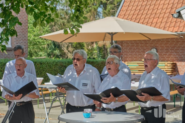 Gemeinsames Singen auf dem Höngener Dorffest
