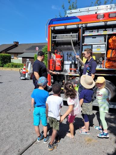 Die freiwillige Feuerwehr Löscheinheit Millen-Tüddern besucht den kath. Sprachkindergarten „Rappelkiste“ Tüddern